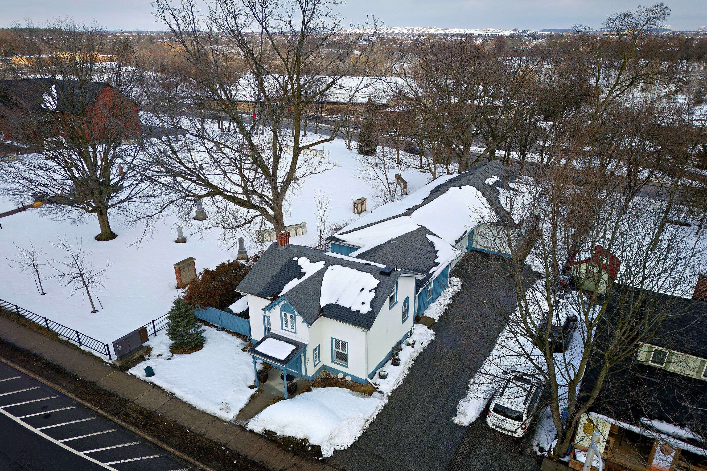 Mississauga, ON L5M 1L9,307B Queen ST S