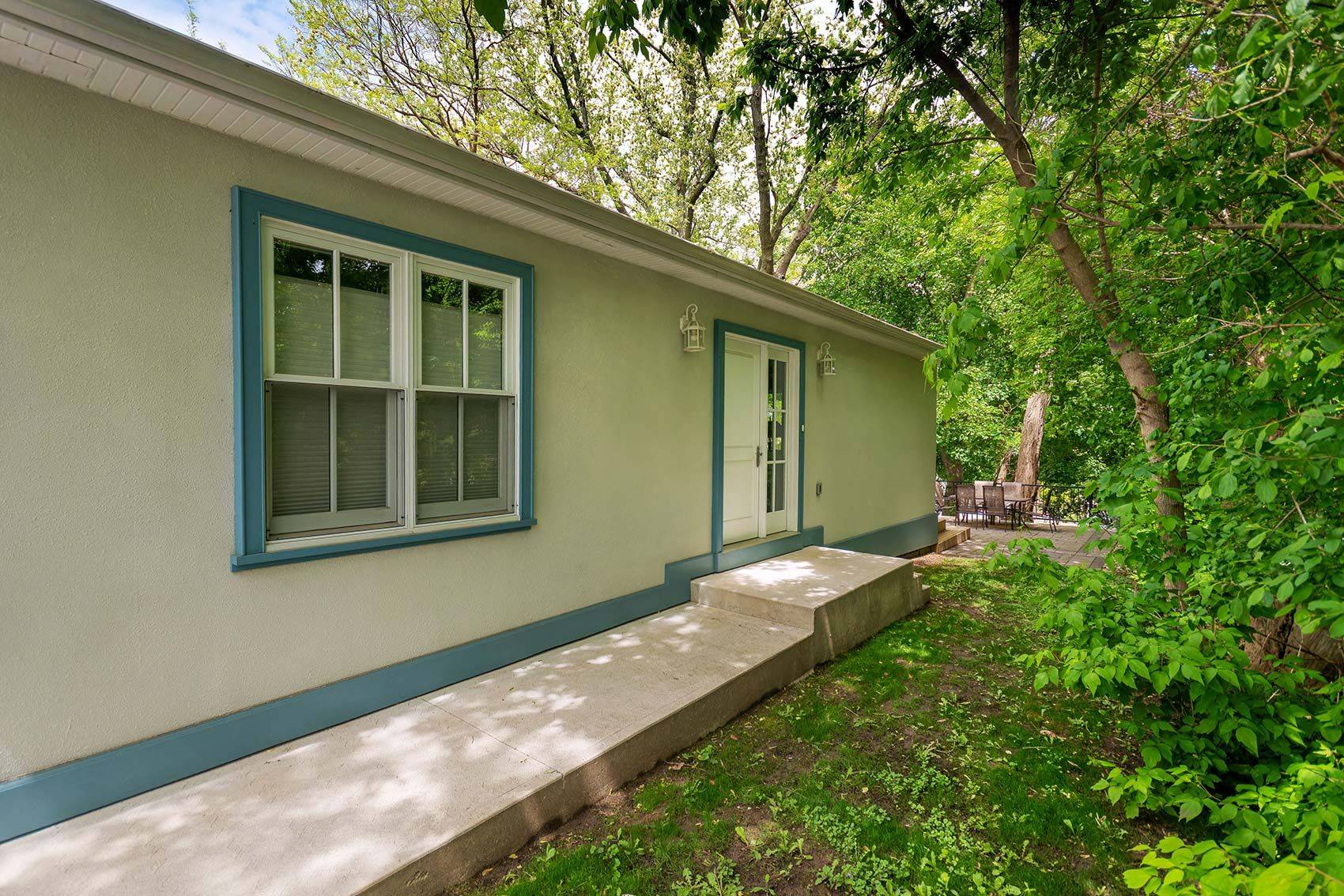 Mississauga, ON L5M 1L9,307B Queen ST S