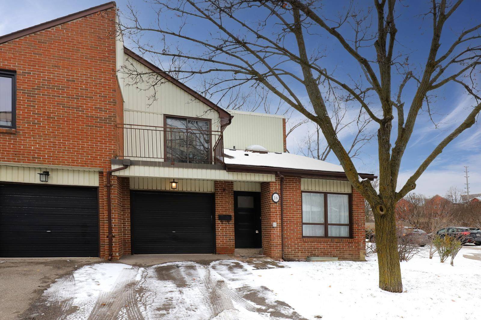 Mississauga, ON L5C 3A7,1021 Cedarglen Gate #16