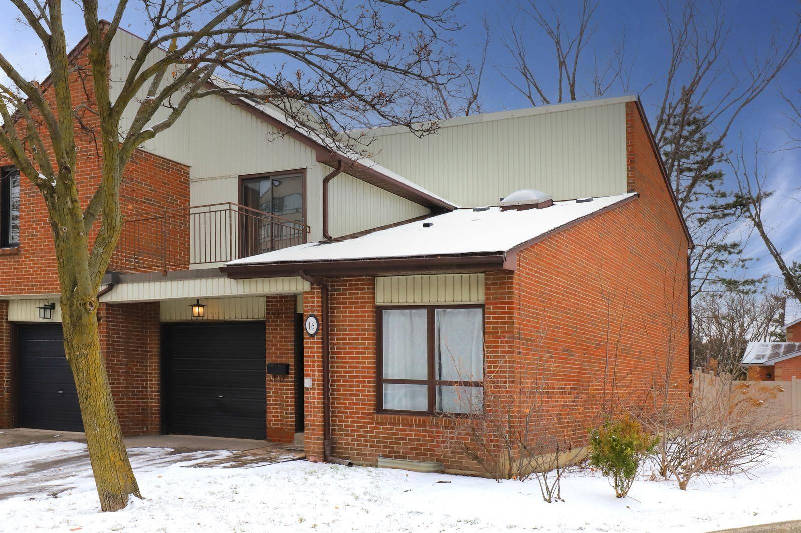 Mississauga, ON L5C 3A7,1021 Cedarglen Gate #16