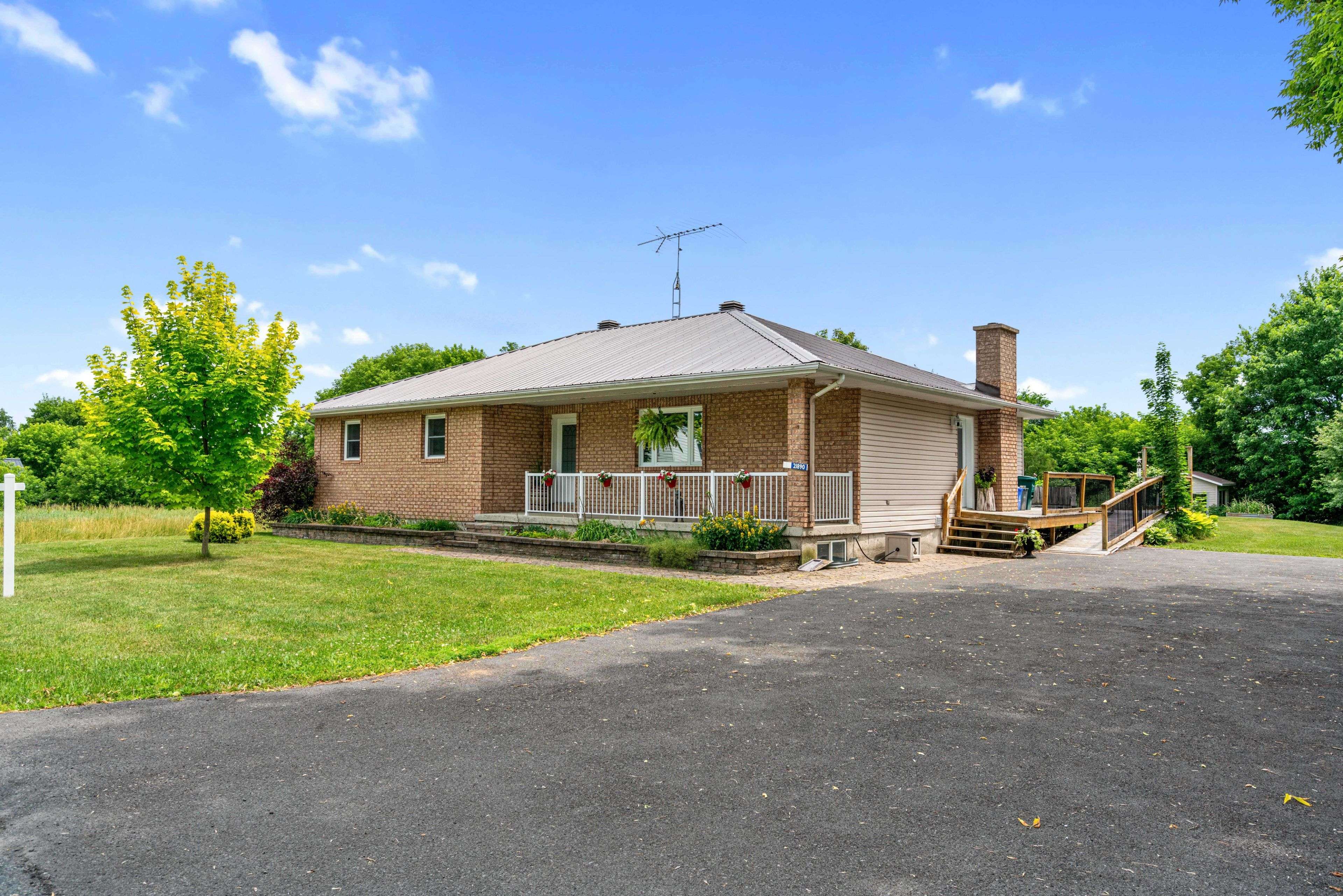 North Glengarry, ON K0B 1H0,21890 County 10 RD