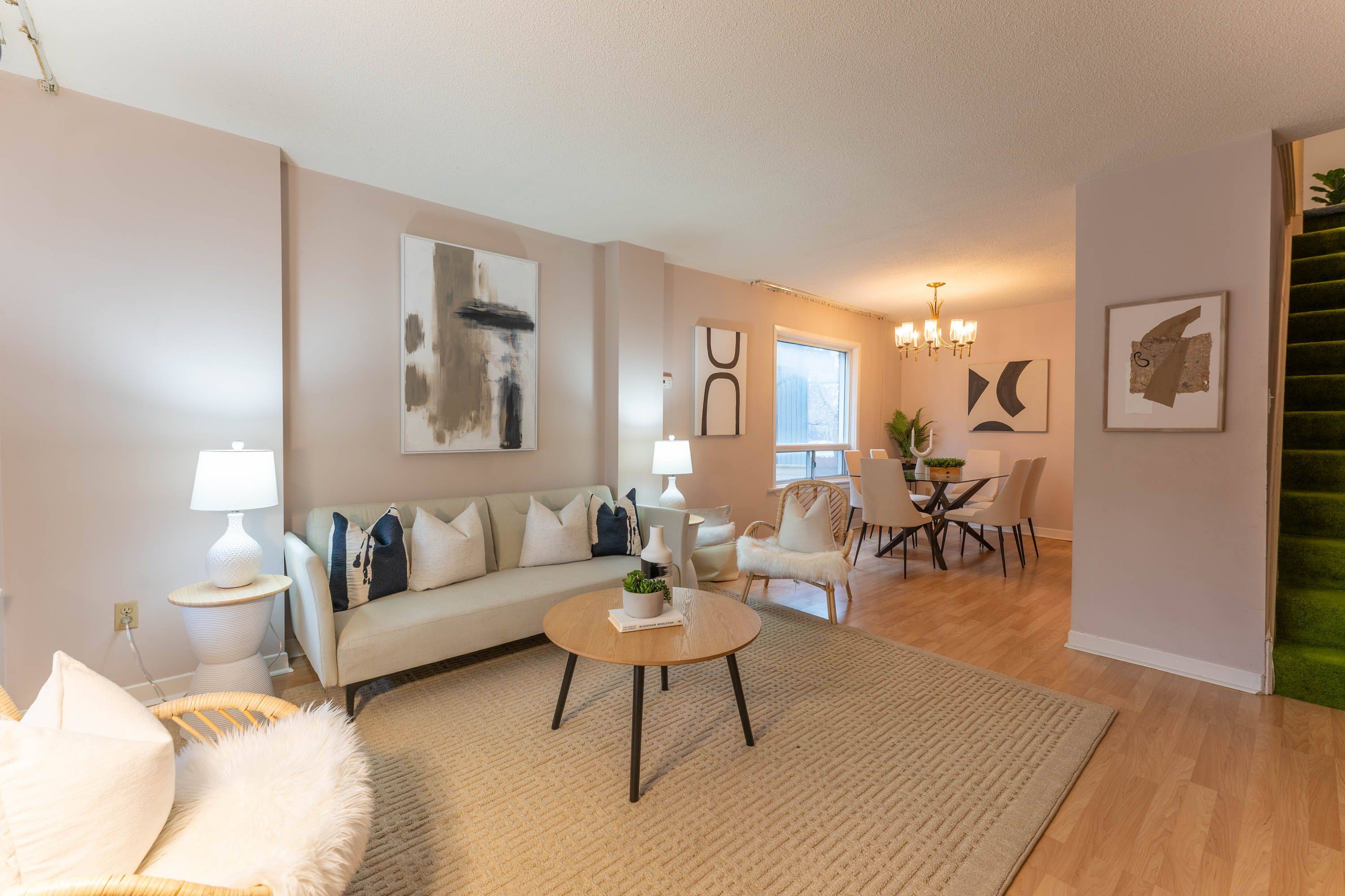 Toronto E01, ON M4L 2N5,42 Hiltz AVE