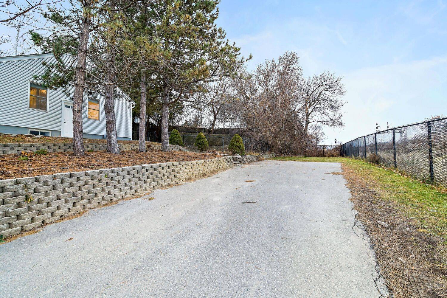 Halton Hills, ON L7G 2J6,2 John ST #Unit 3