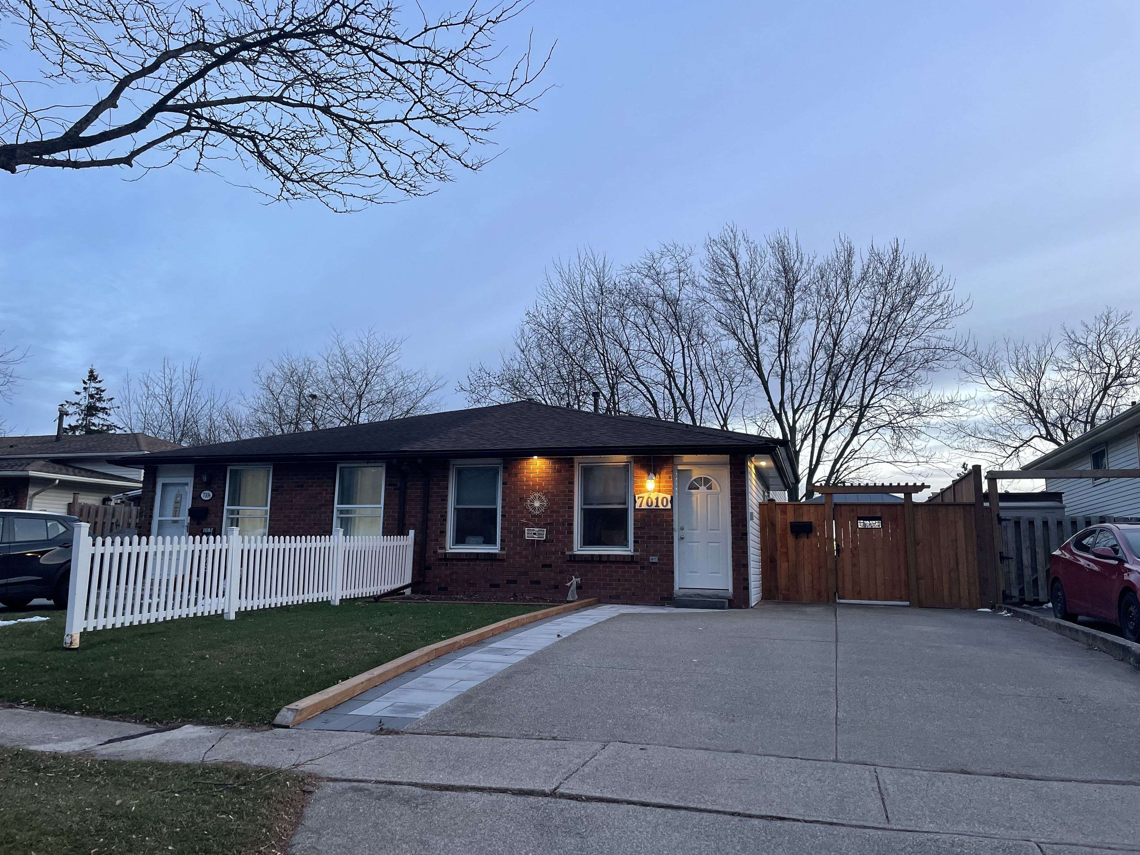 Niagara Falls, ON L2G 7L1,7010 Bonnie ST