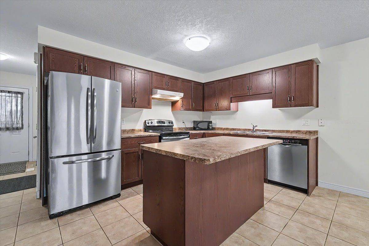 Guelph, ON N1L 1B3,355 Macalister BLVD #8