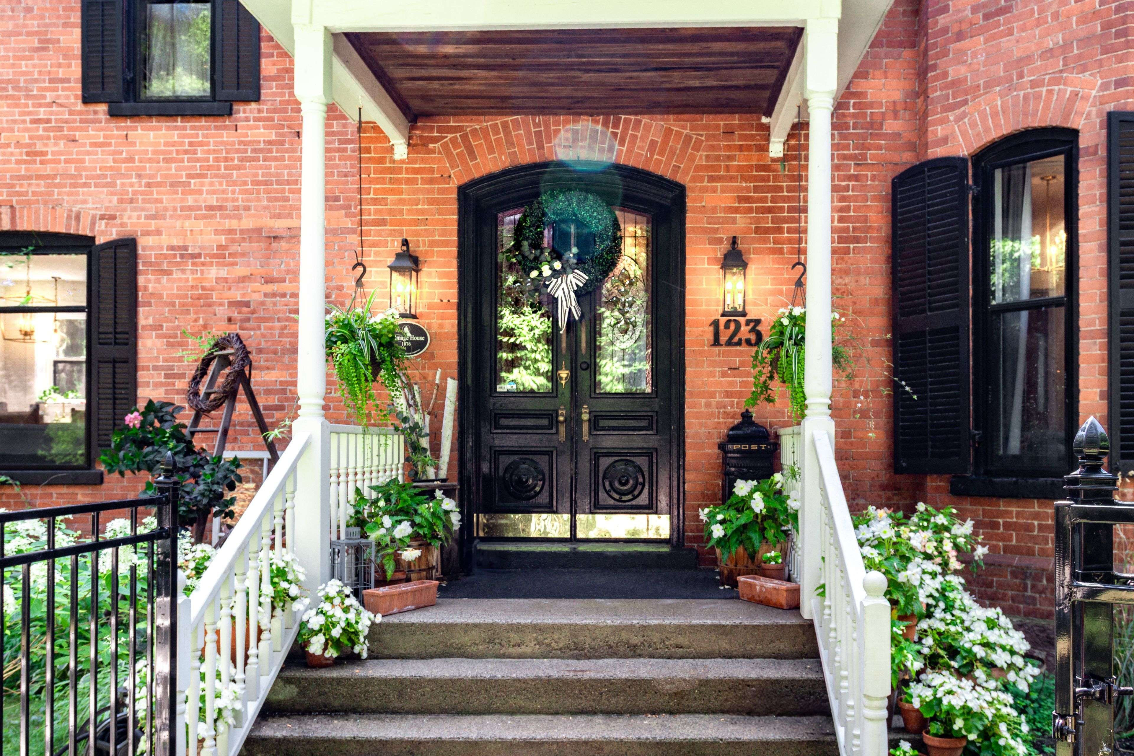 Grimsby, ON L3M 1R9,123 Main ST W