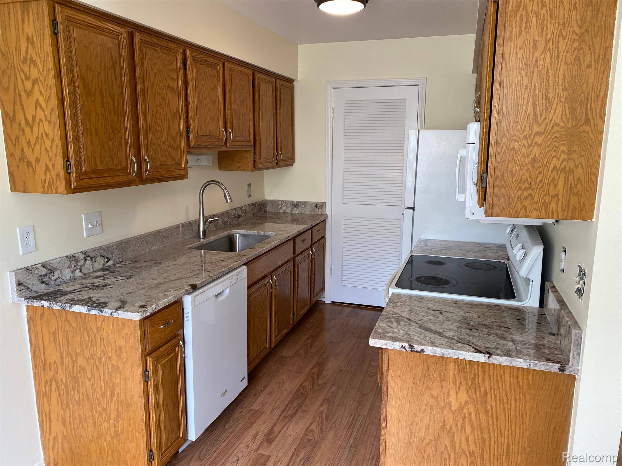 Waterford, MI 48327,7648 WOODVIEW DR