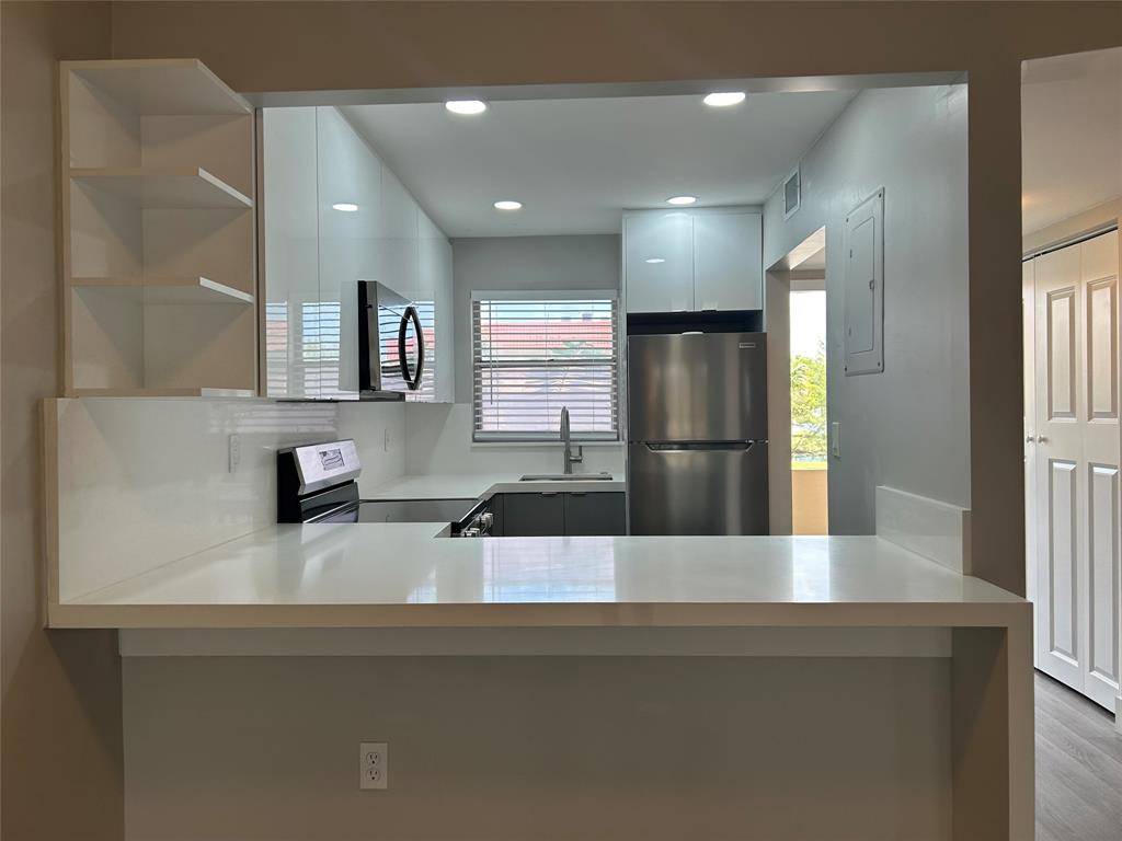 Fort Lauderdale, FL 33322,8080 N Sunrise Lakes Dr #209