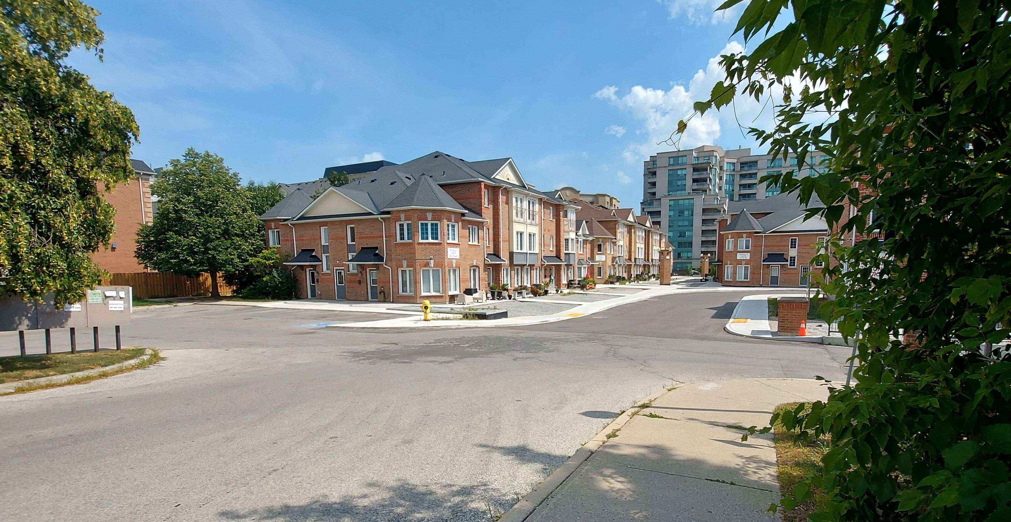 Vaughan, ON L4J 8J7,151 Townsgate DR #3