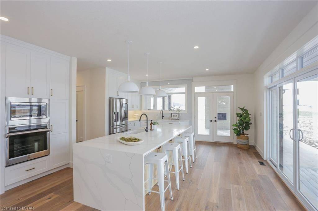 Plympton-wyoming, ON N0N 1E0,3761 Queen ST