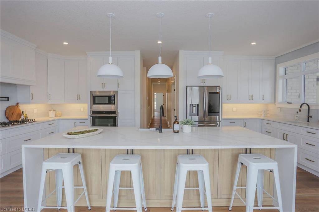 Plympton-wyoming, ON N0N 1E0,3761 Queen ST