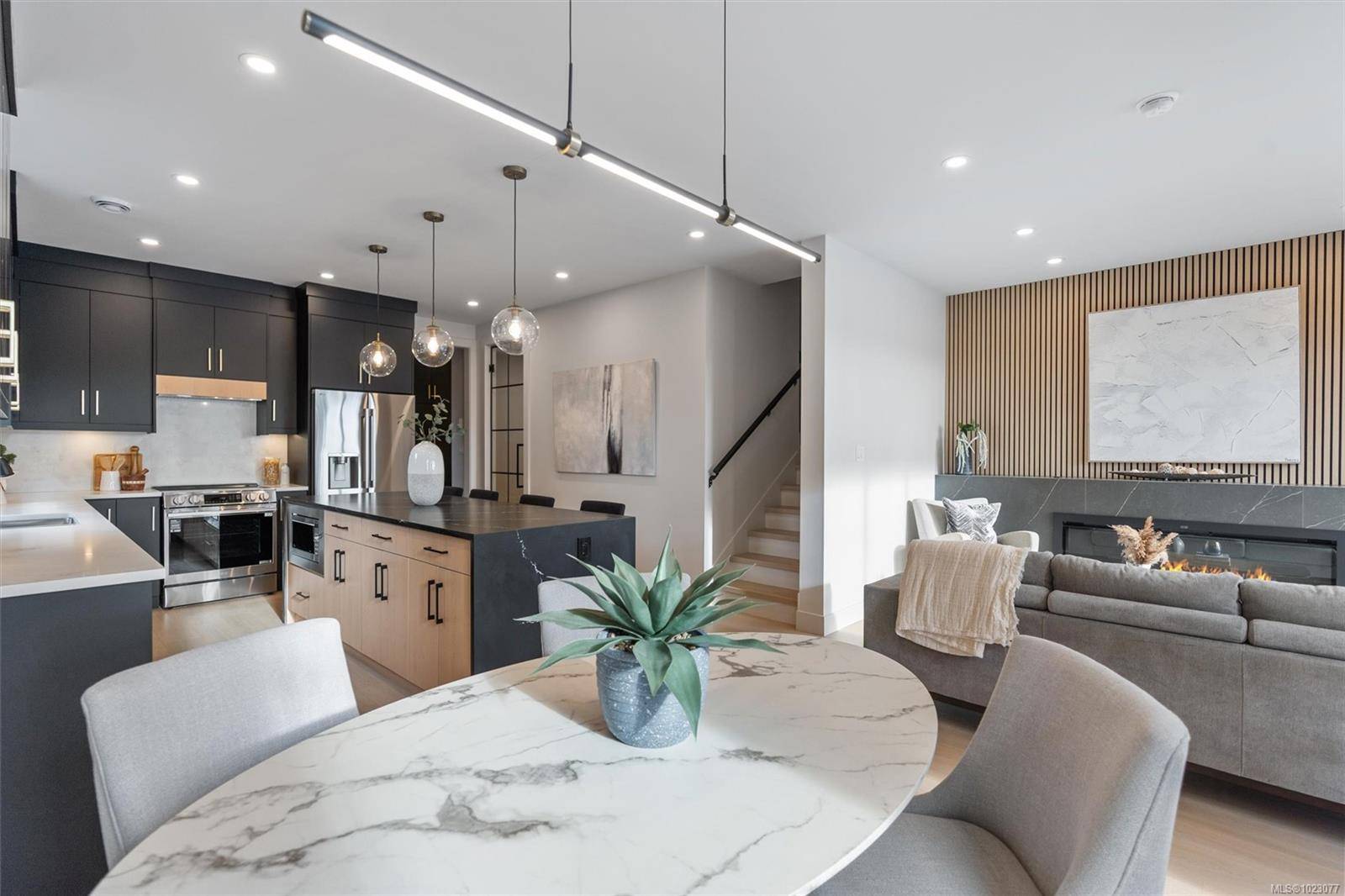 Saanich, BC V8Z 1Y6,588 Whiteside St #4