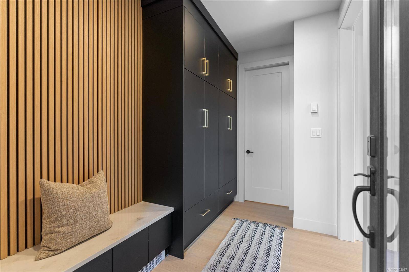 Saanich, BC V8Z 1Y6,588 Whiteside St #4