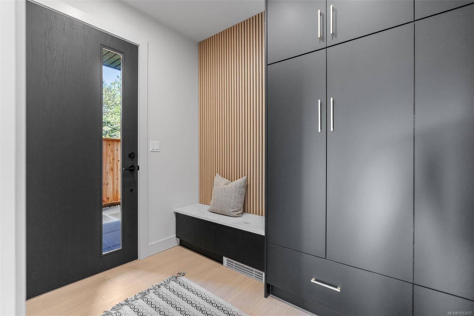 Saanich, BC V8Z 1Y6,588 Whiteside St #4