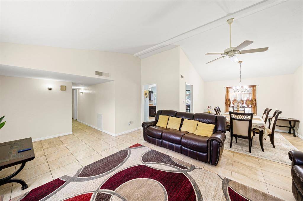 2121 Newbury Drive, Arlington, TX 76014