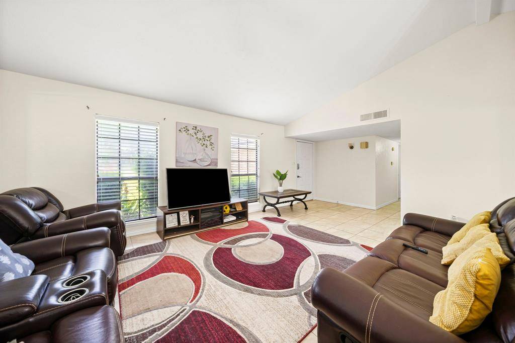 2121 Newbury Drive, Arlington, TX 76014