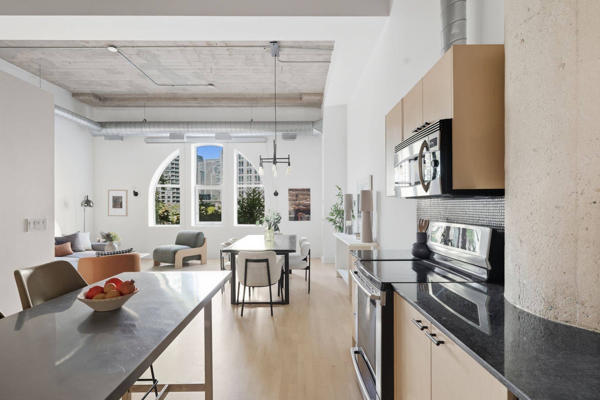 Toronto C01, ON M5V 3J6,637 Lakeshore BLVD W #215