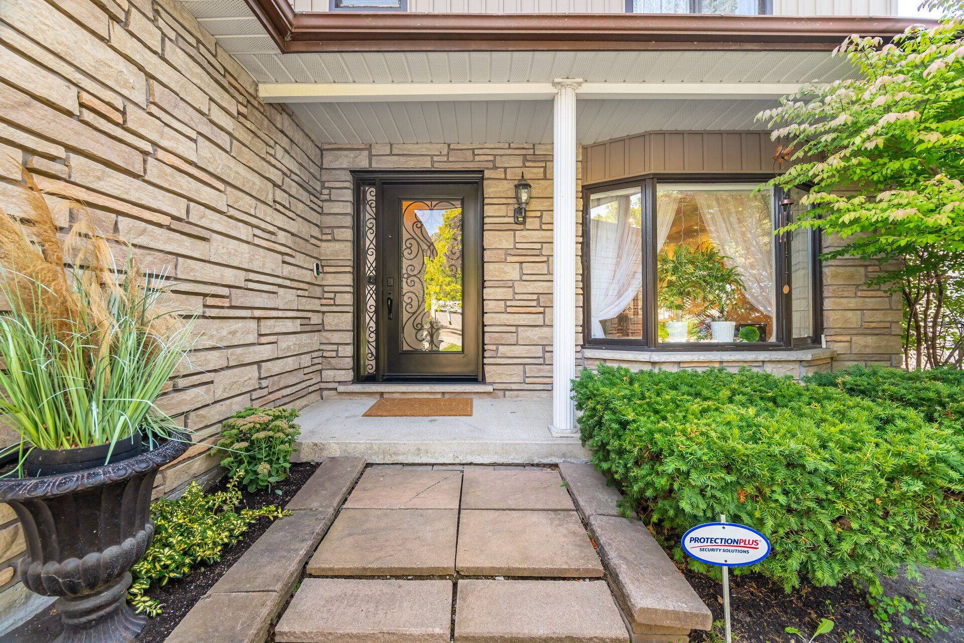 East Gwillimbury, ON L9N 1E7,6 Hollis CRES