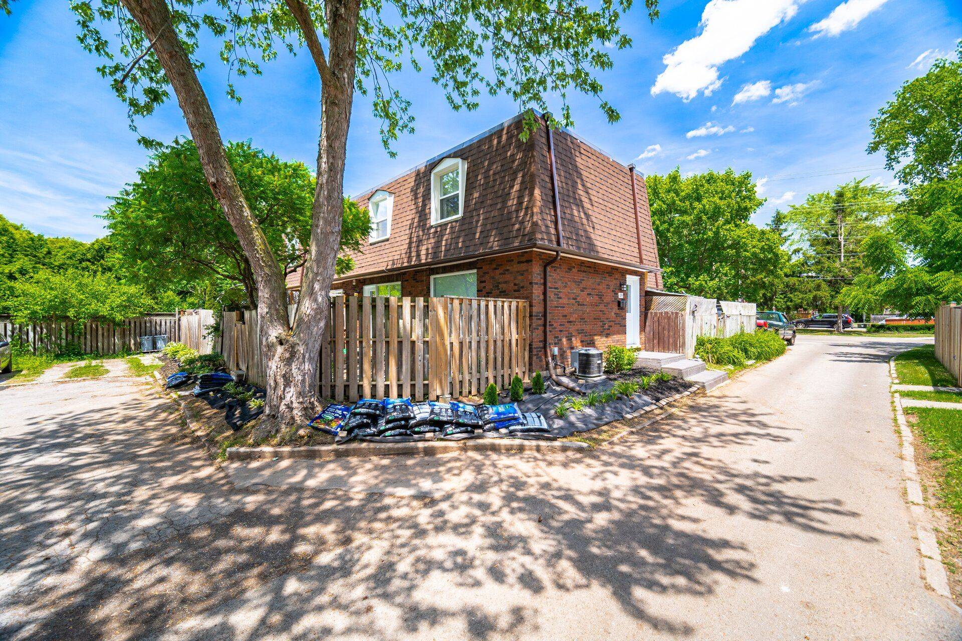 Burlington, ON L7T 3X7,674 Francis RD