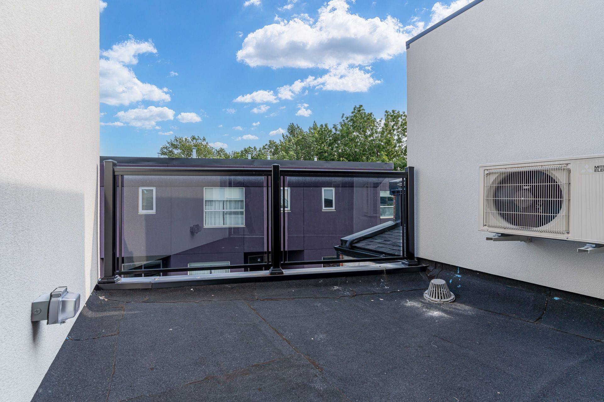 Toronto W02, ON M6P 1Z5,3039 Dundas ST W #8