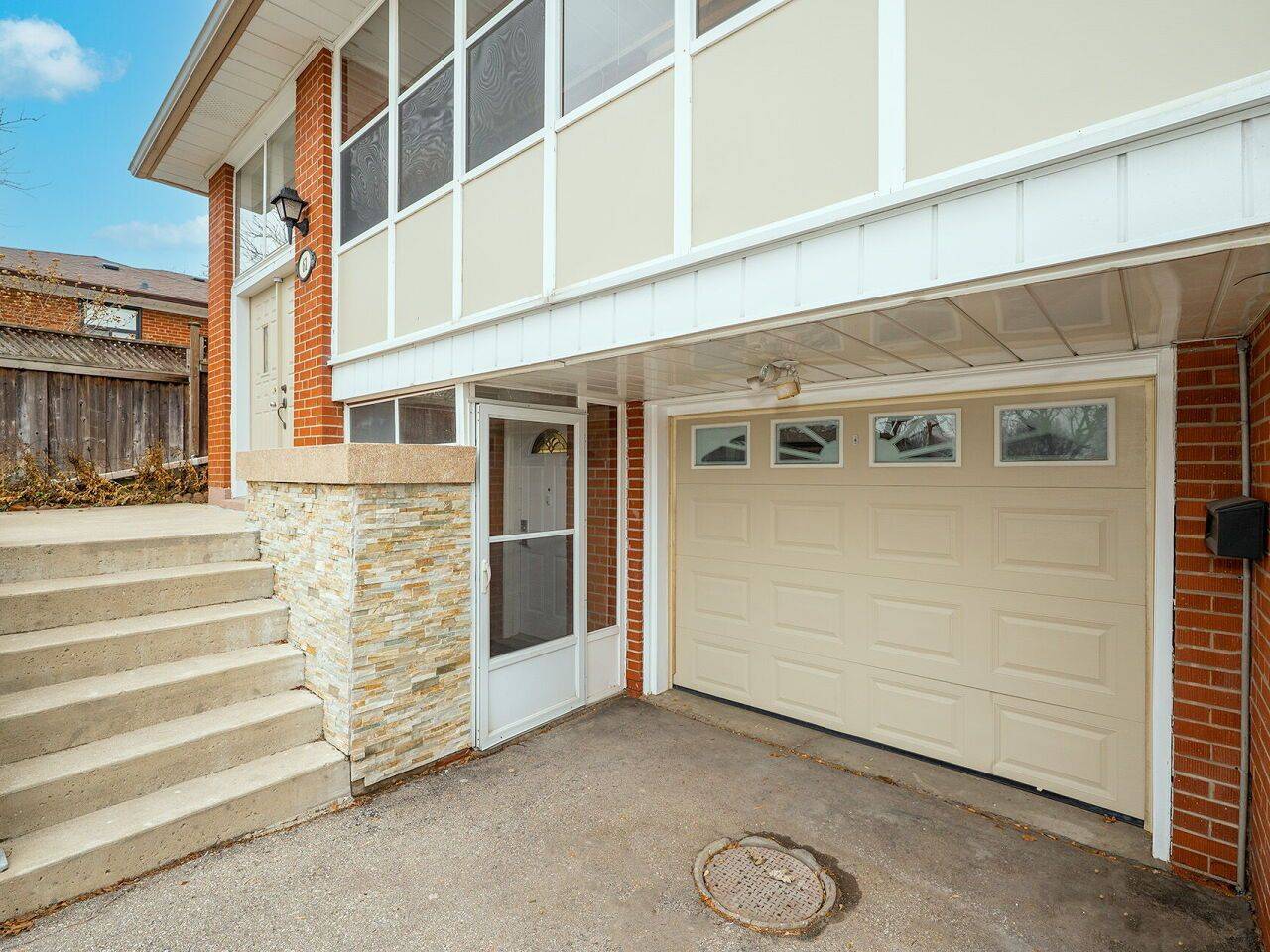 Toronto W05, ON M9M 1L1,61 Rockbank CRES