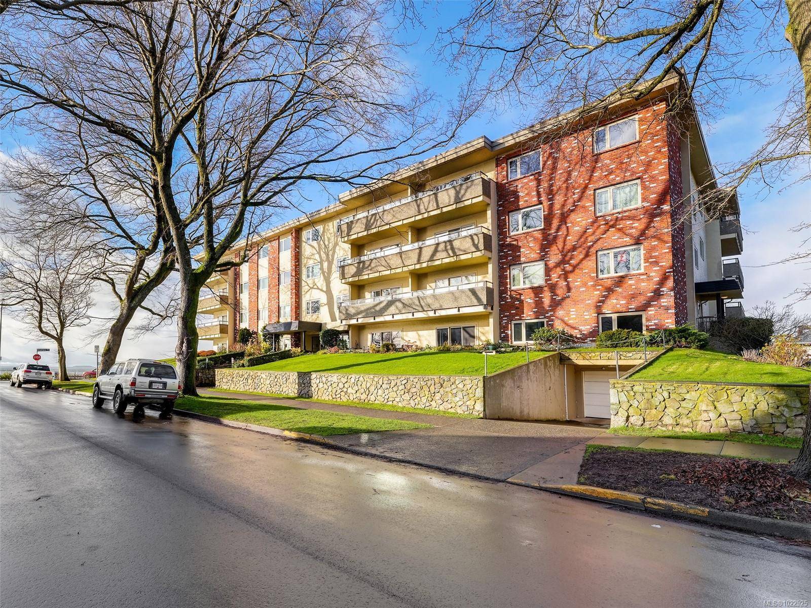 Victoria, BC V8V 1A8,360 Dallas Rd #202