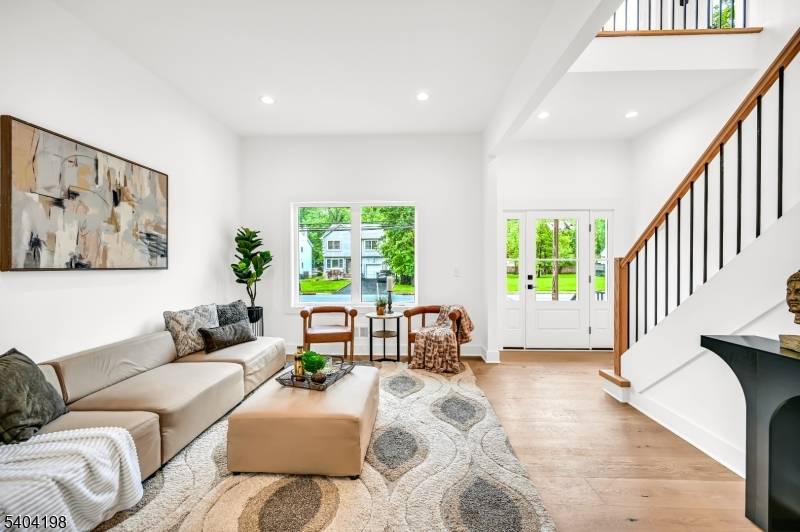 Livingston Twp., NJ 07039,7 Royal Ave