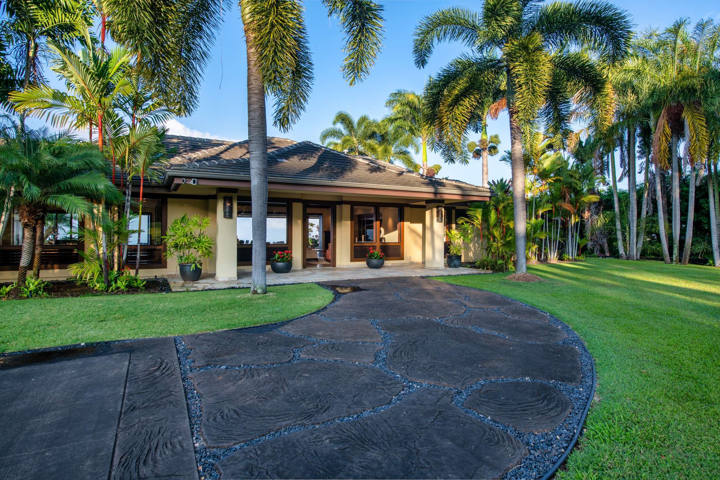 Kailua-kona, HI 96740,75-667 PU HOALOHA PL