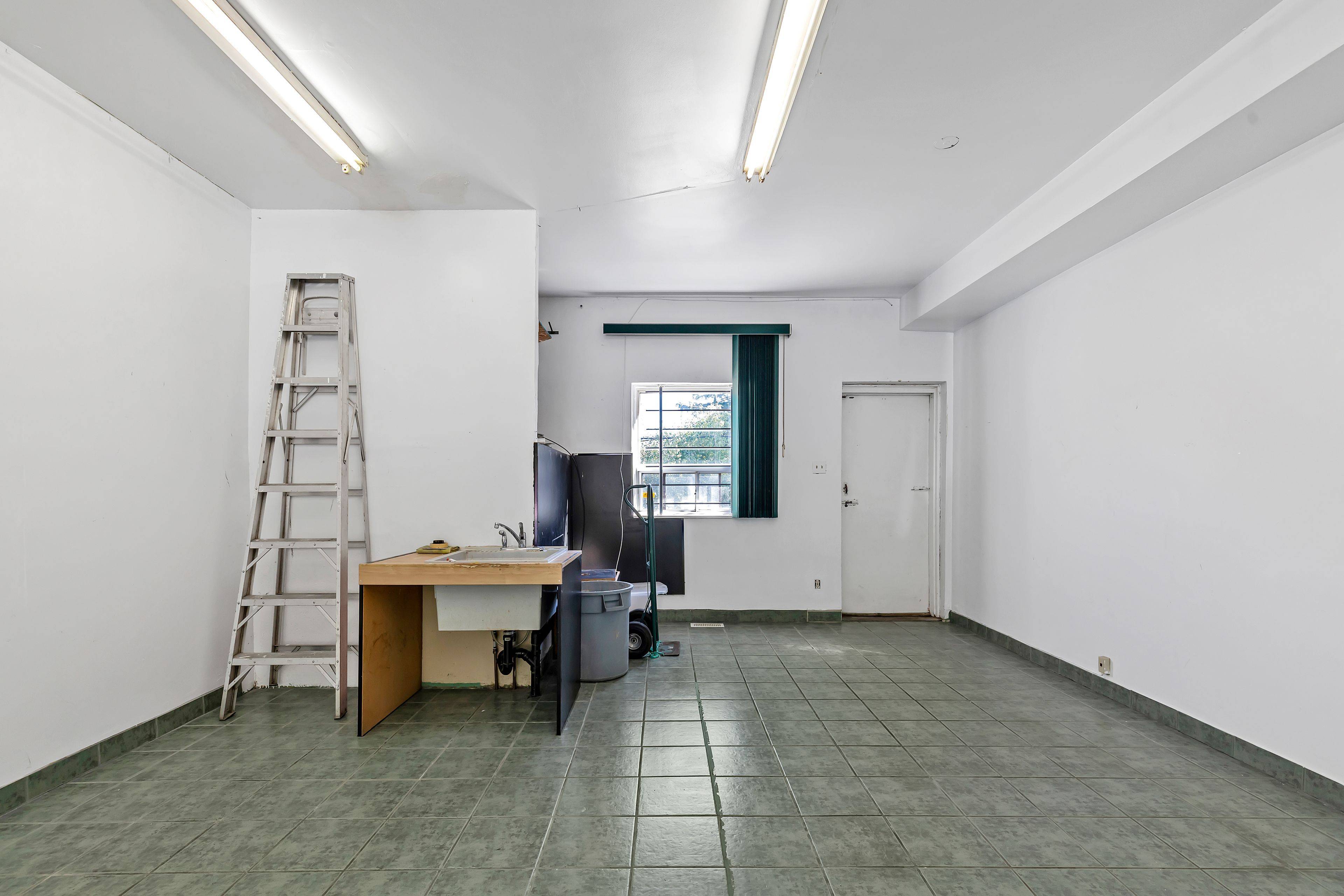 Toronto E04, ON M1K 2B1,555 Kennedy RD #Mn&Lwr