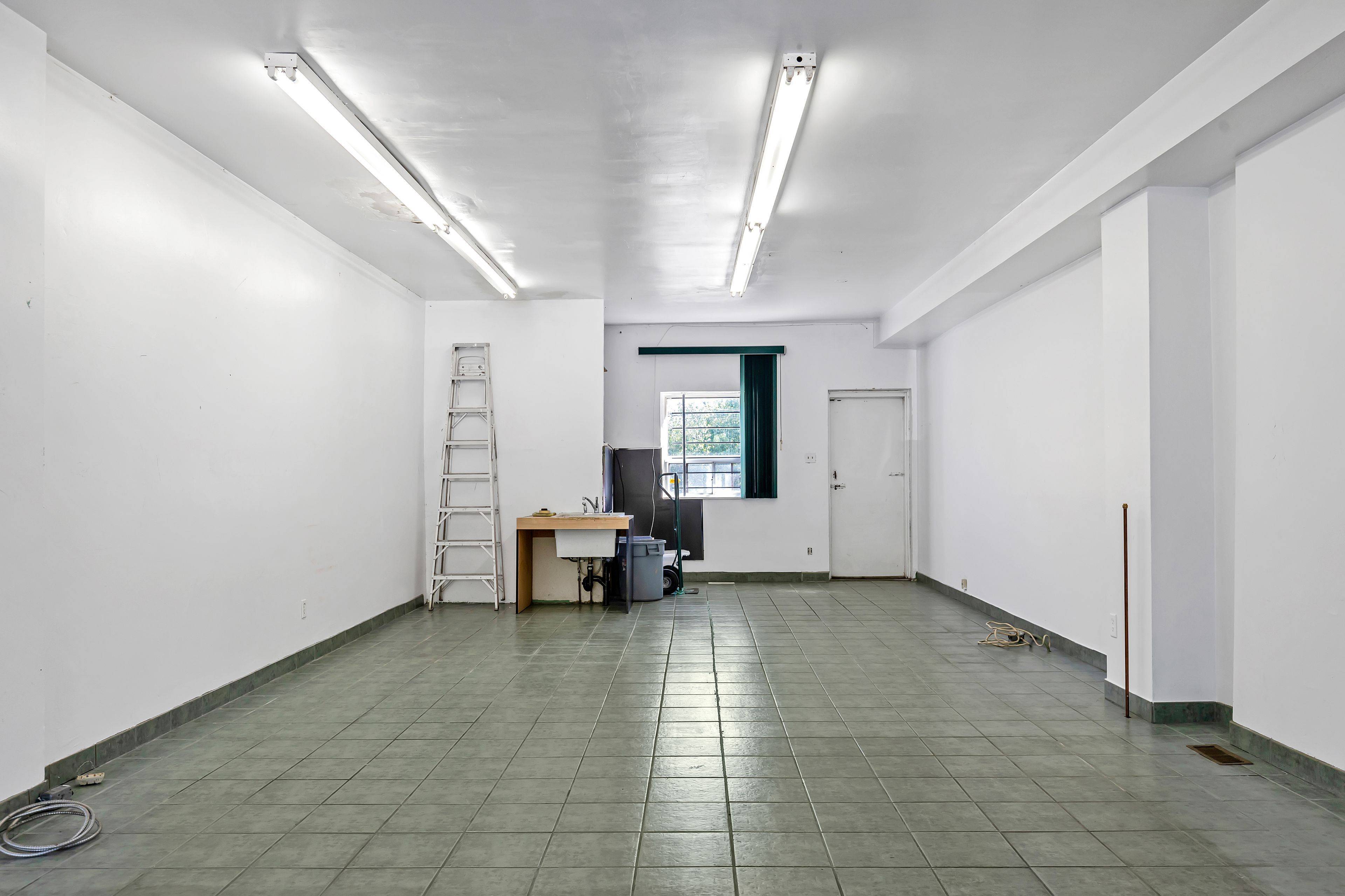 Toronto E04, ON M1K 2B1,555 Kennedy RD #Mn&Lwr