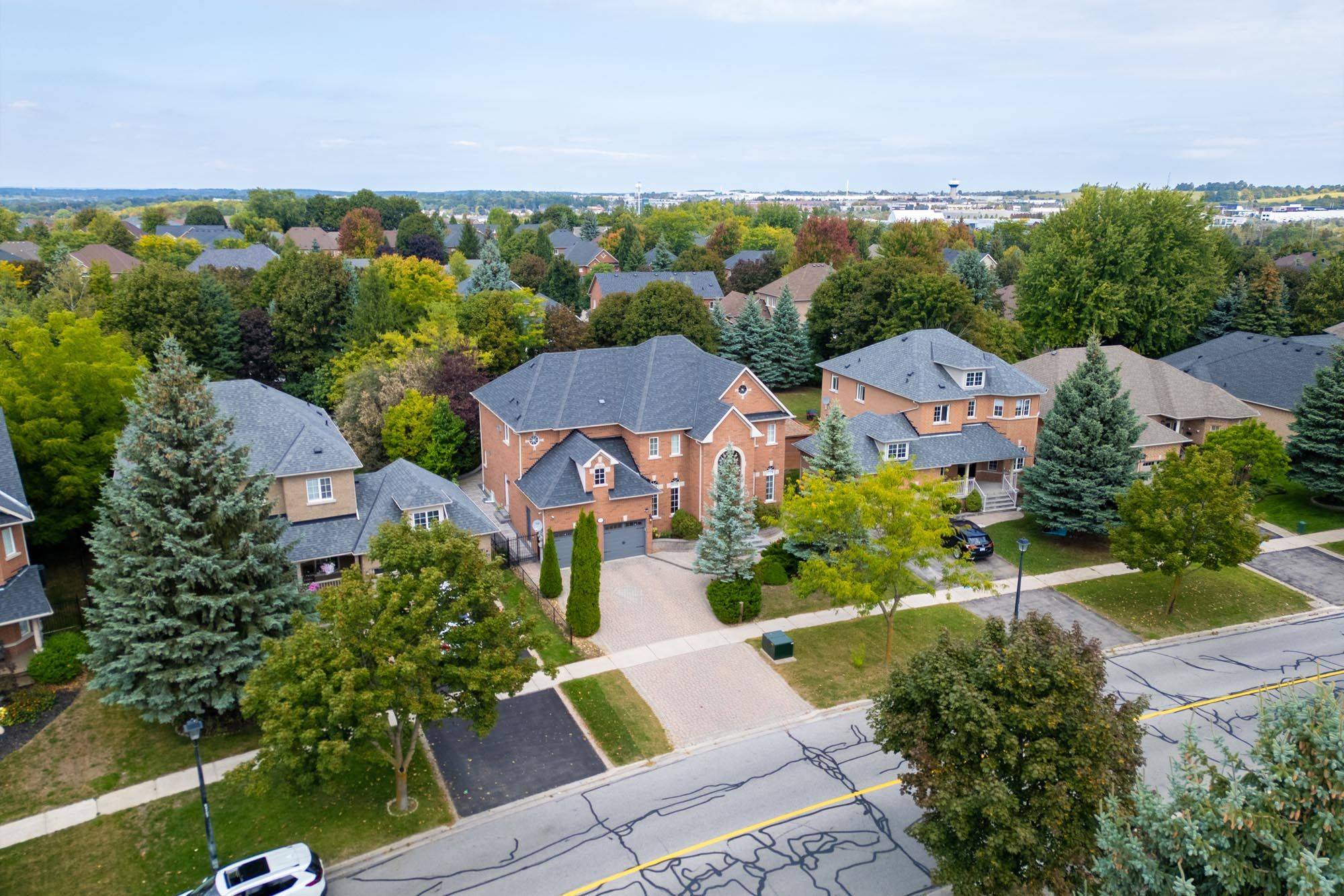 Newmarket, ON L3X 1N3,1067 Ivsbridge BLVD