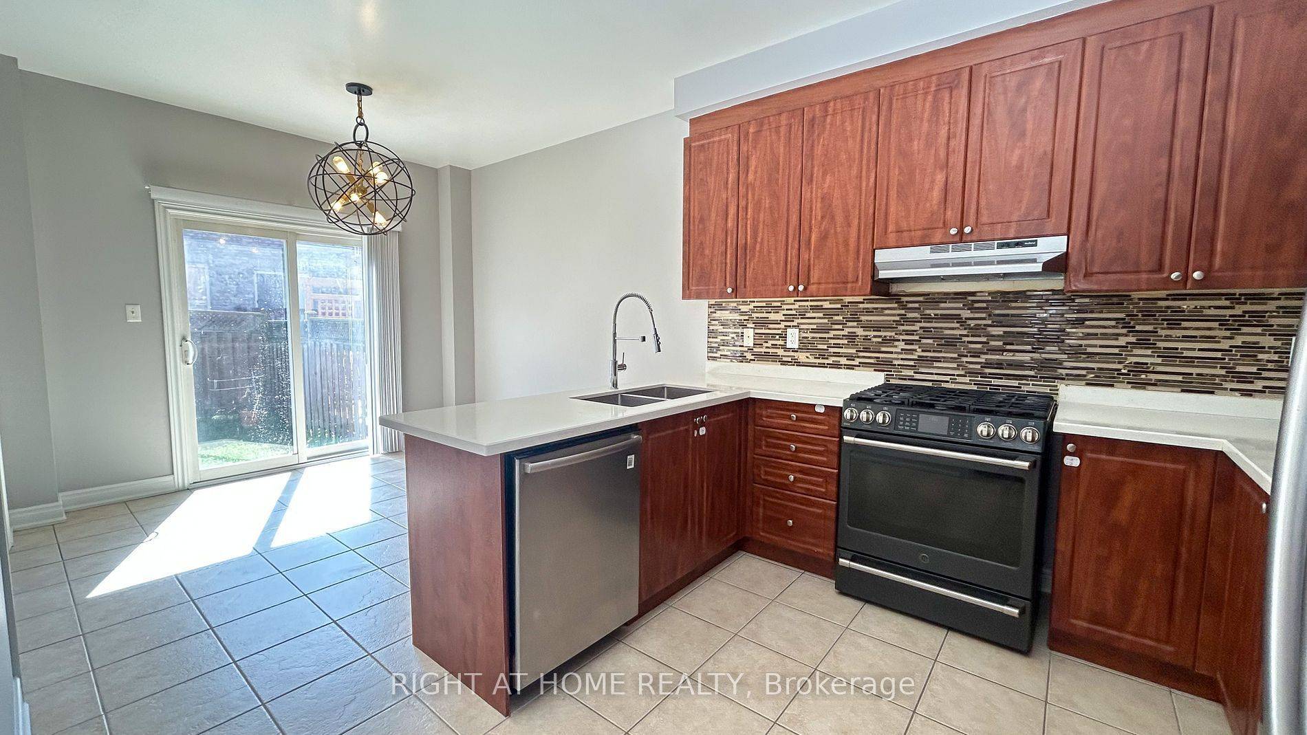 Brampton, ON L6Y 0K9,15 Krakow ST