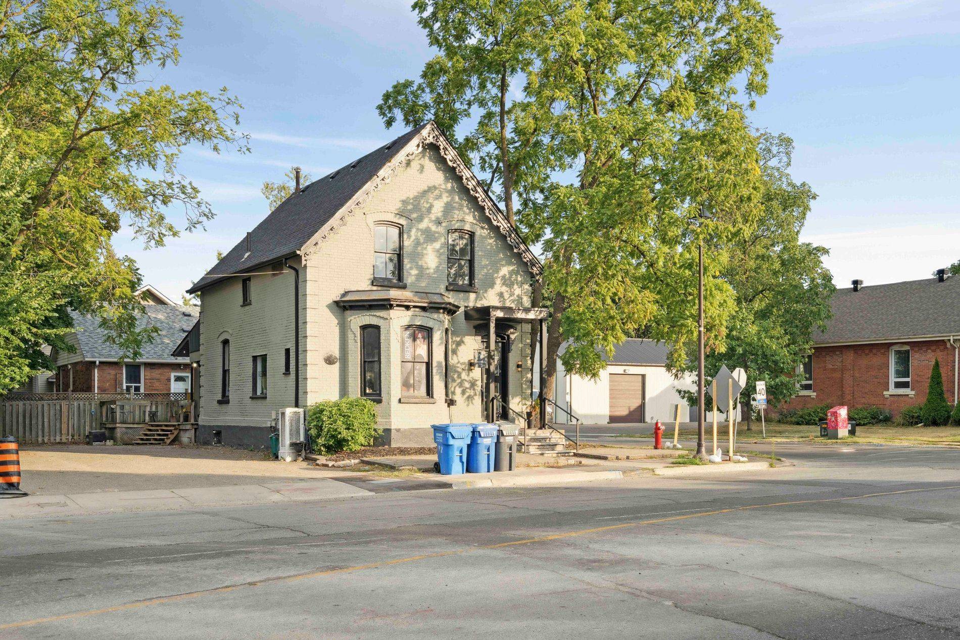 Brampton, ON L6Y 1M3,127 Queen ST W