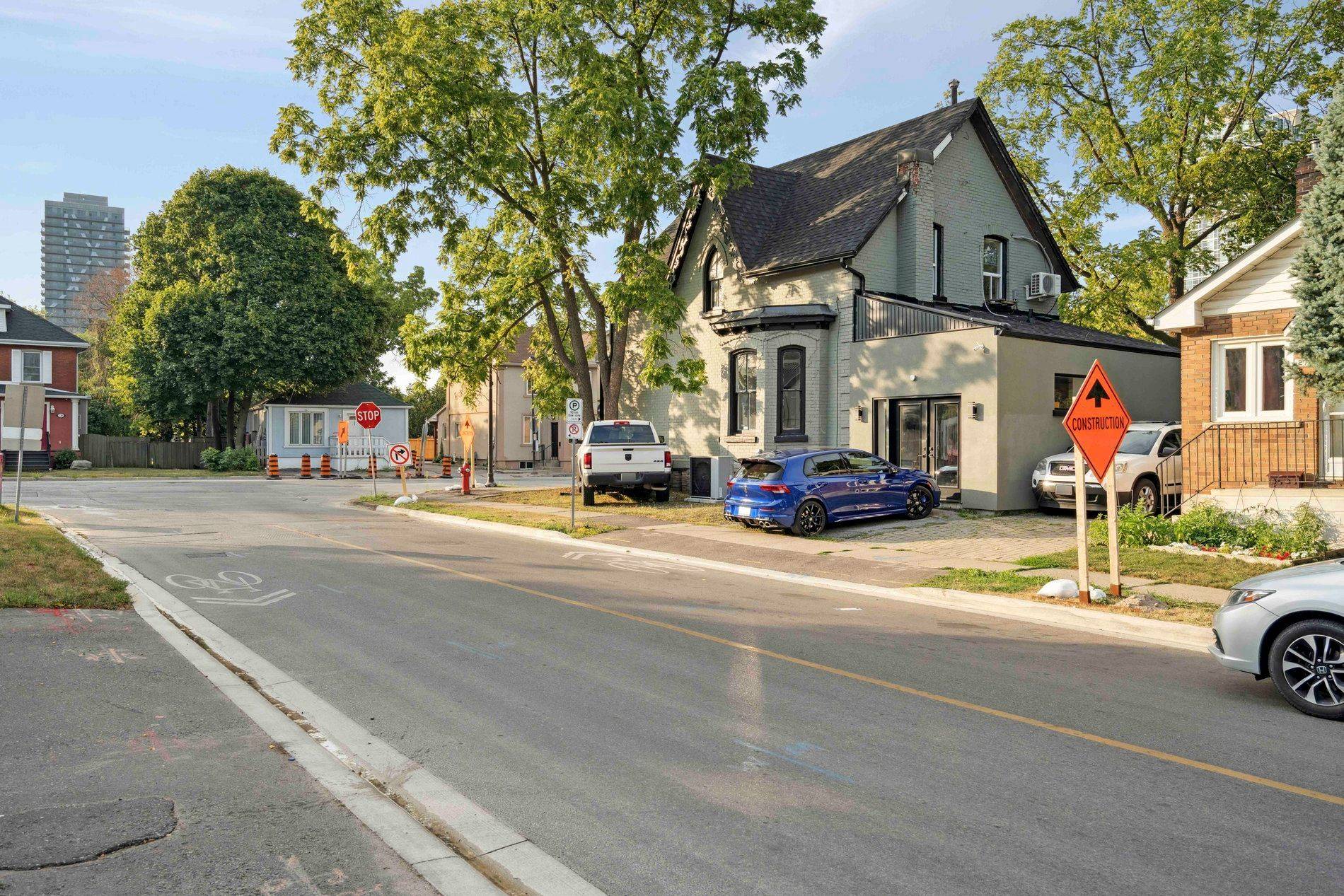 Brampton, ON L6Y 1M3,127 Queen ST W