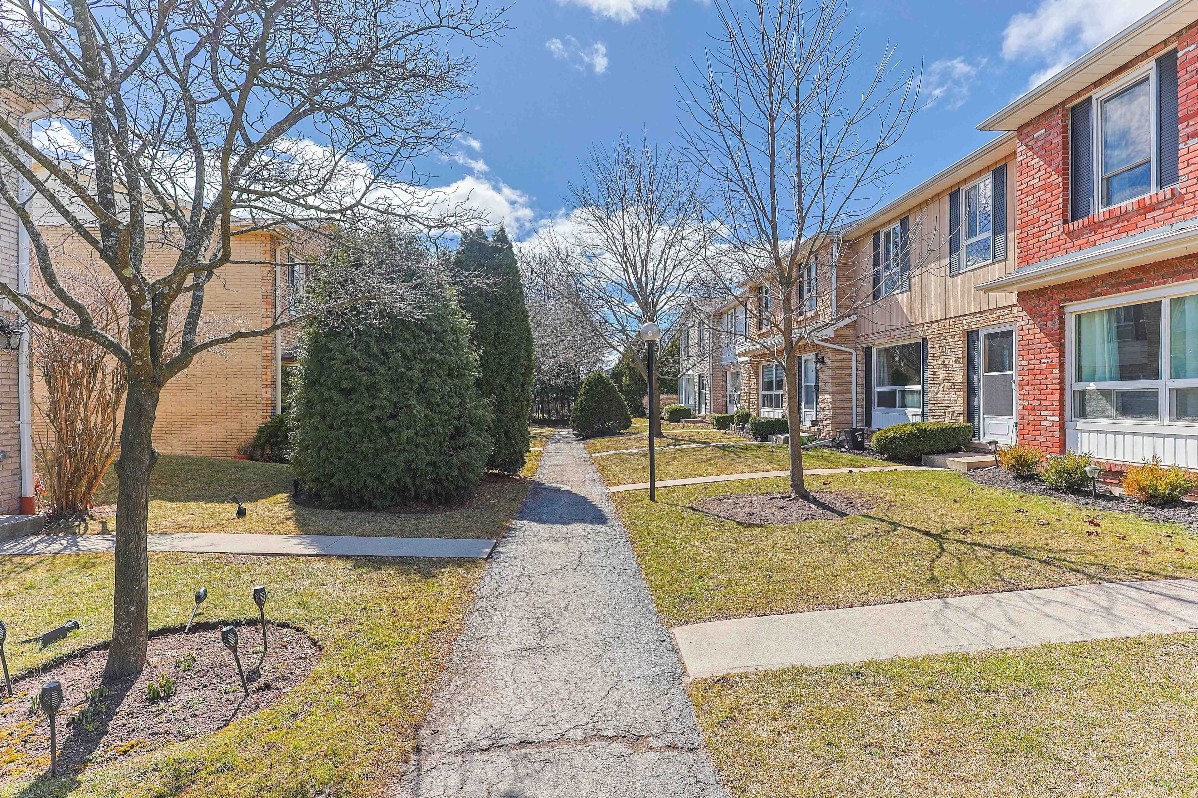 Burlington, ON L7L 1E1,5475 Lakeshore RD #54