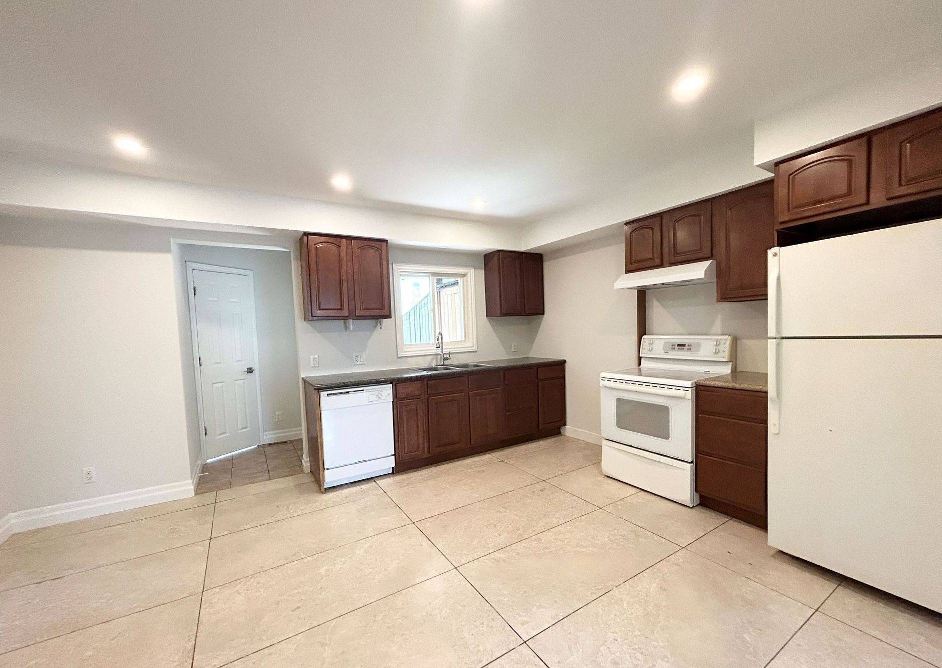 Welland, ON L3B 1T4,431 Mcalpine AVE N #1