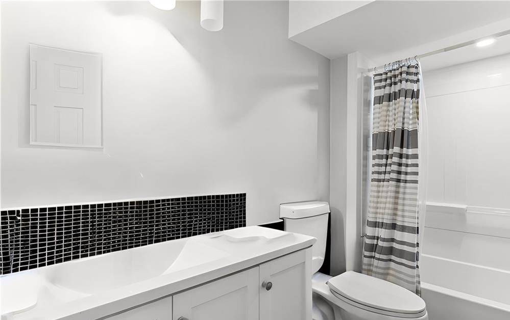 Welland, ON L3B 5Z5,203 Commercial ST #Lower