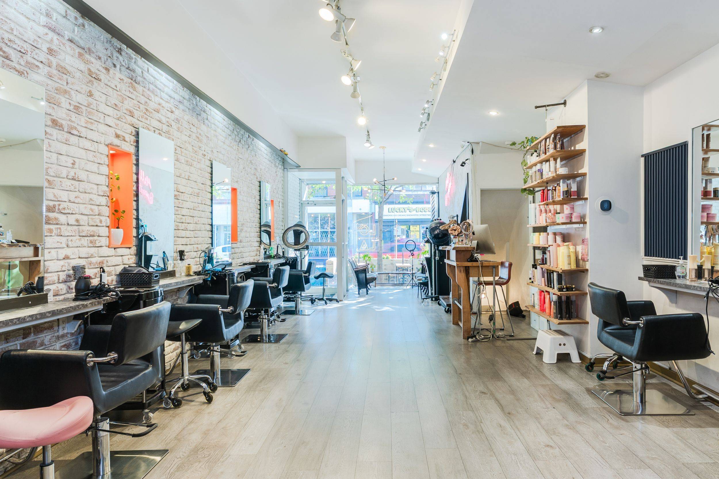 Toronto C01, ON M6J 2Z7,200 Ossington AVE