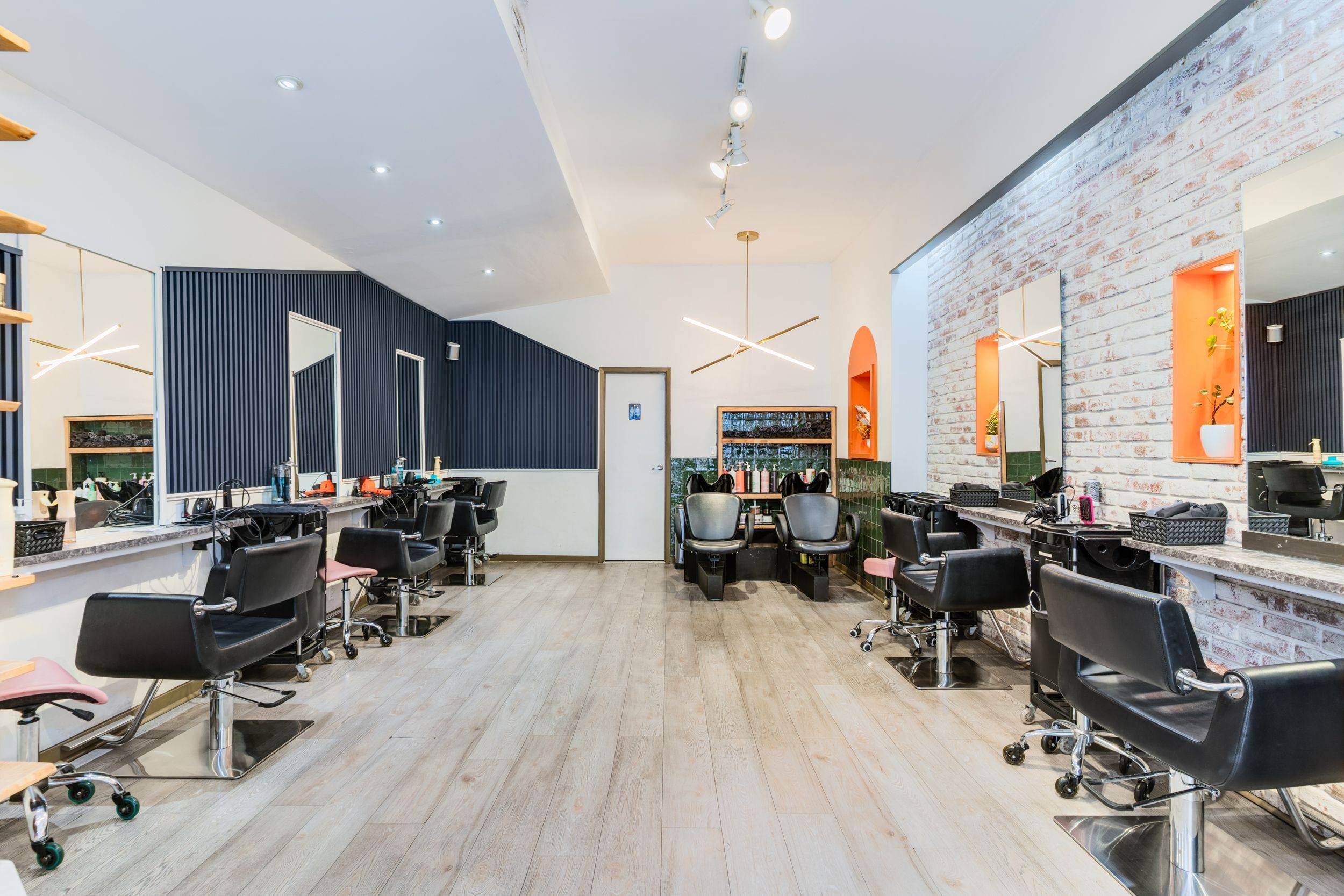 Toronto C01, ON M6J 2Z7,200 Ossington AVE