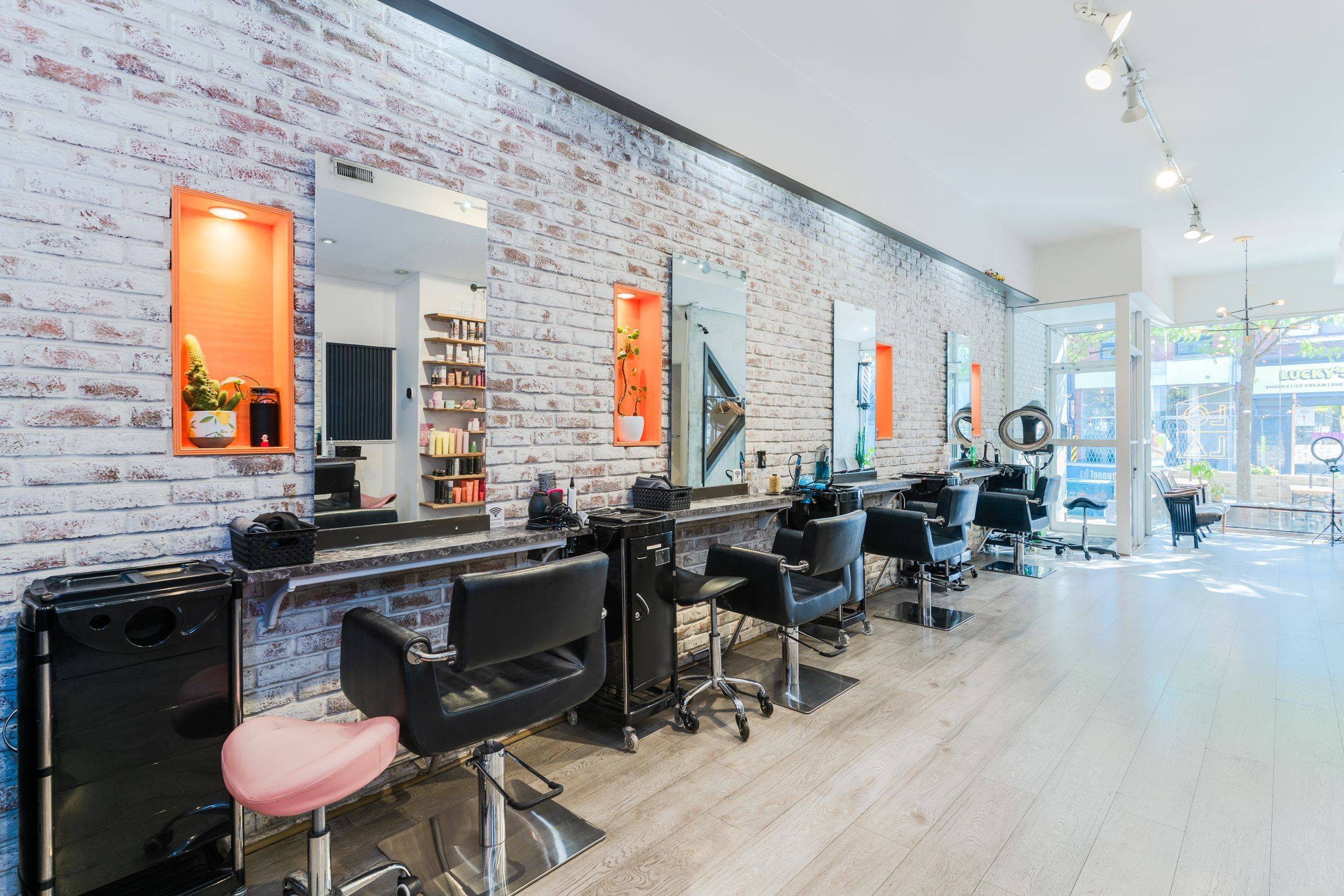 Toronto C01, ON M6J 2Z7,200 Ossington AVE