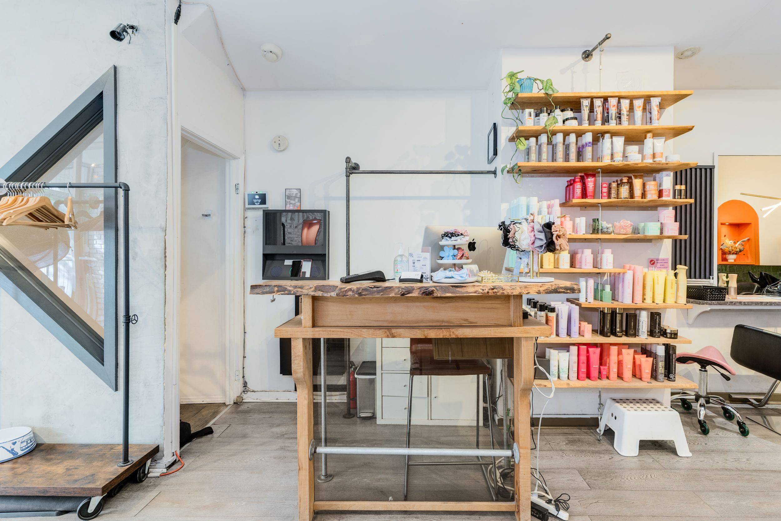 Toronto C01, ON M6J 2Z7,200 Ossington AVE