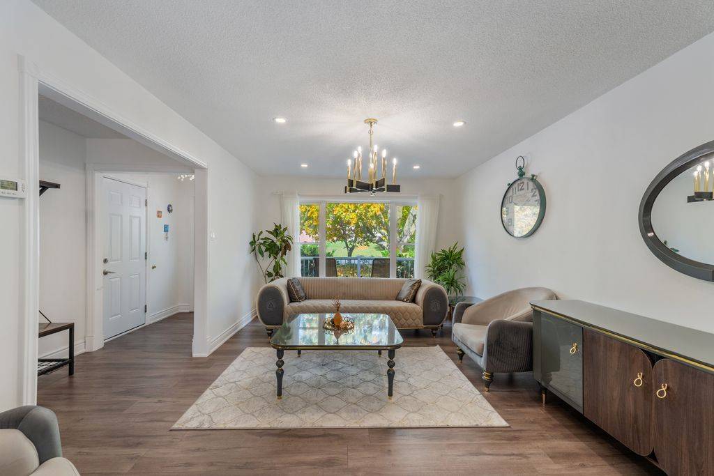 East Gwillimbury, ON L9N 1E6,17 Beckett AVE #Upper