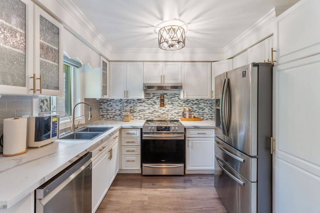 East Gwillimbury, ON L9N 1E6,17 Beckett AVE #Upper