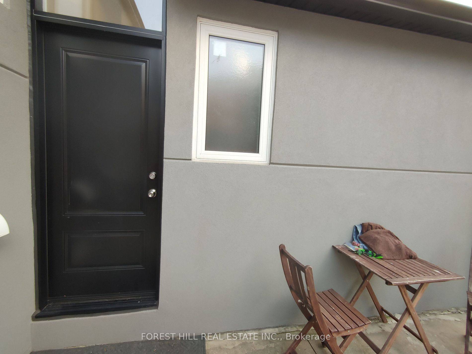 Oakville, ON L6H 1A4,181 North Service RD E #L-2