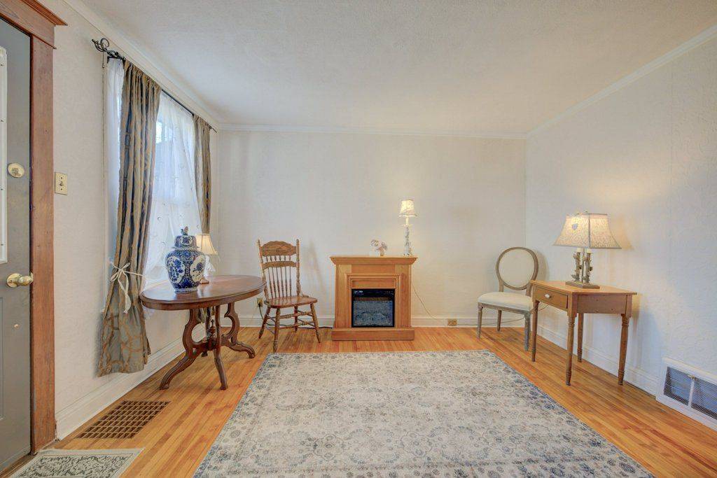 Hamilton, ON L9A 4T7,458 Upper Wentworth ST