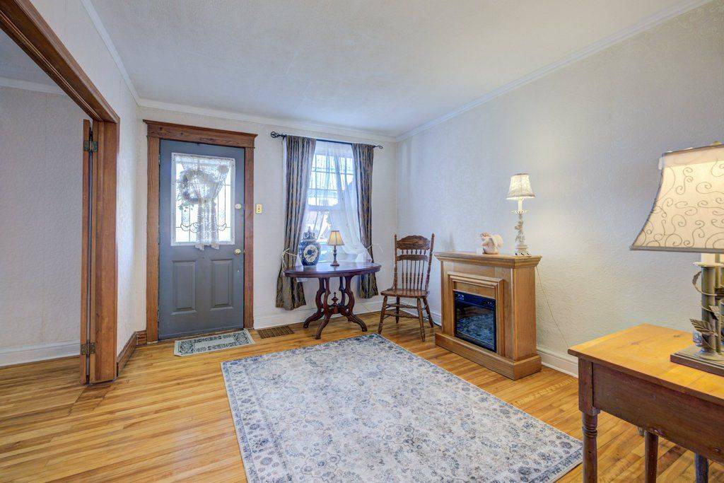 Hamilton, ON L9A 4T7,458 Upper Wentworth ST