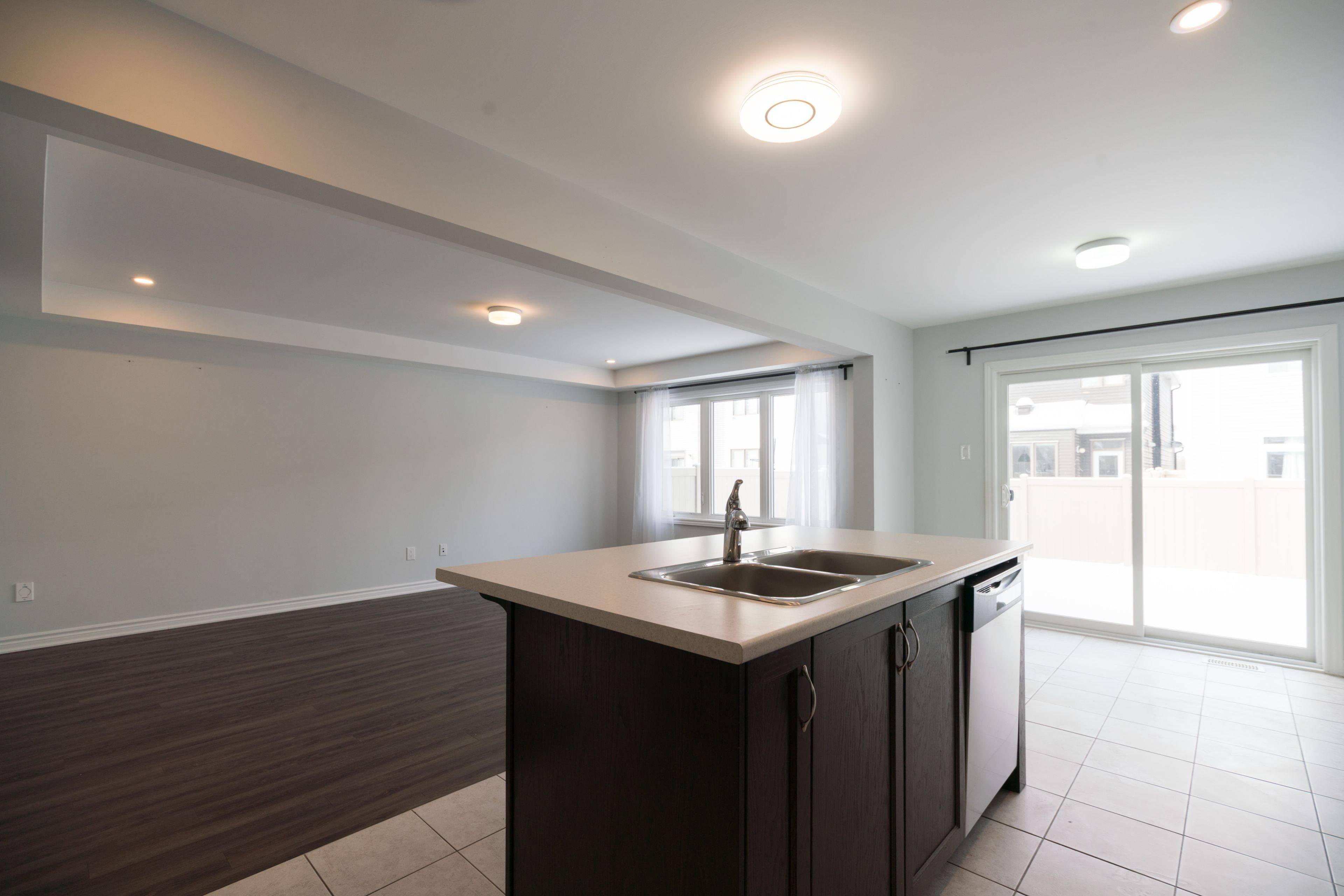 Stittsville - Munster - Richmond, ON K2S 2Y9,754 DERREEN AVE