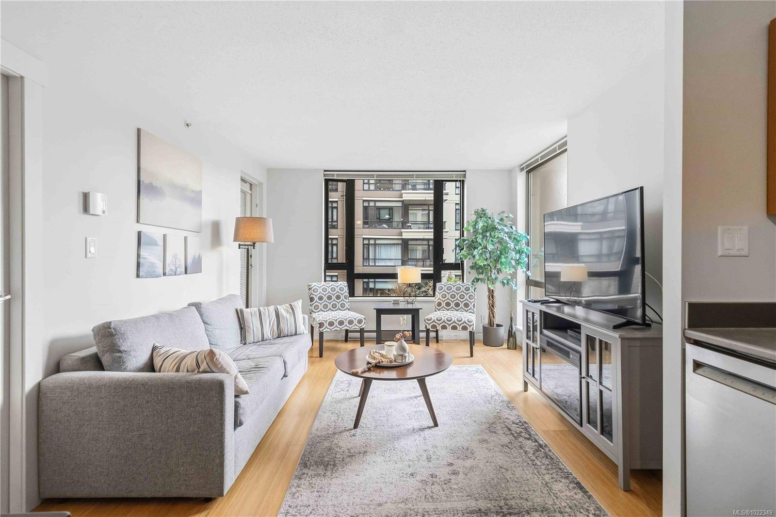 Victoria, BC V8W 4A4,751 Fairfield Rd #207