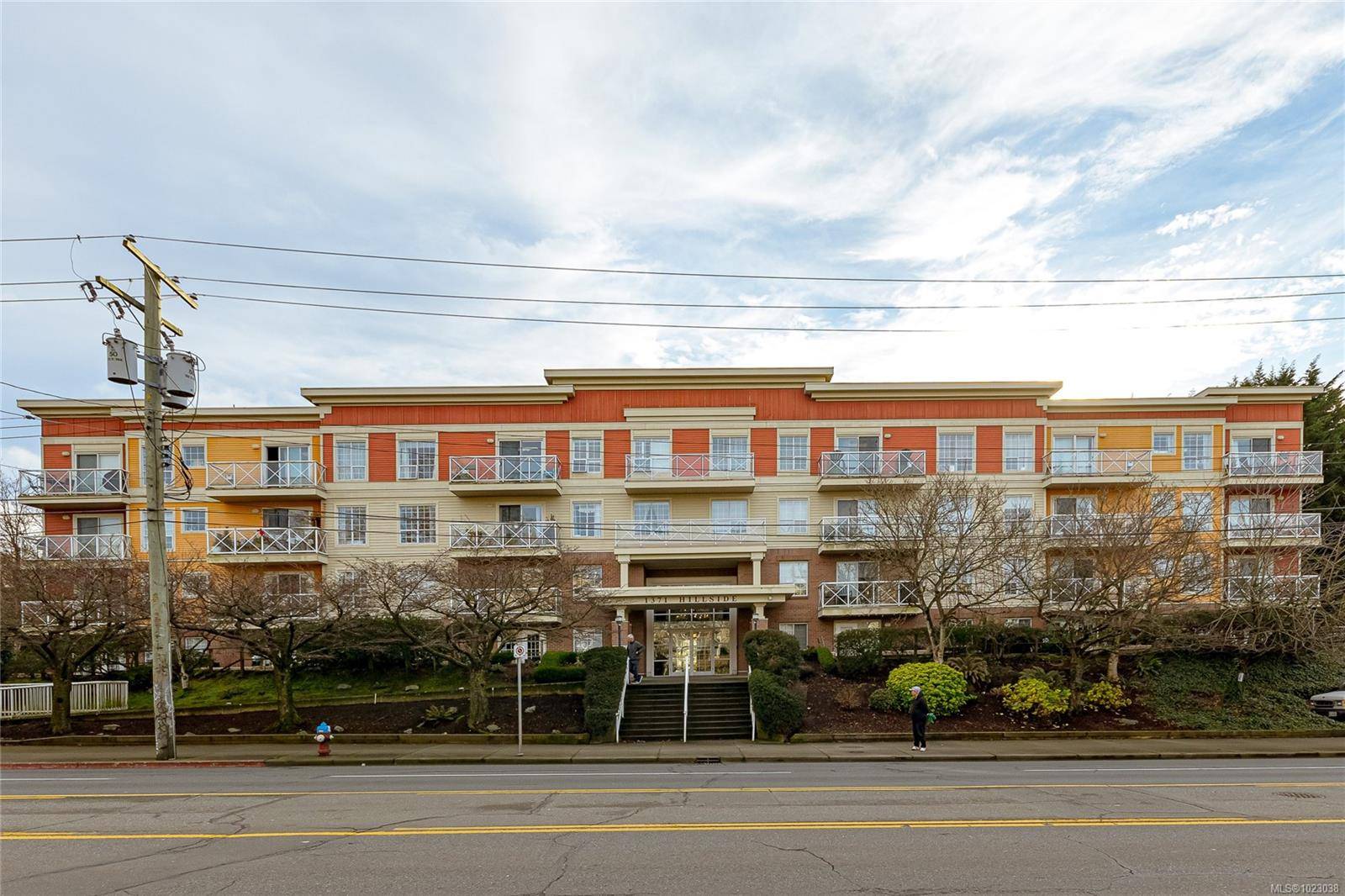 Victoria, BC V8T 2B3,1371 Hillside Ave #PH 10