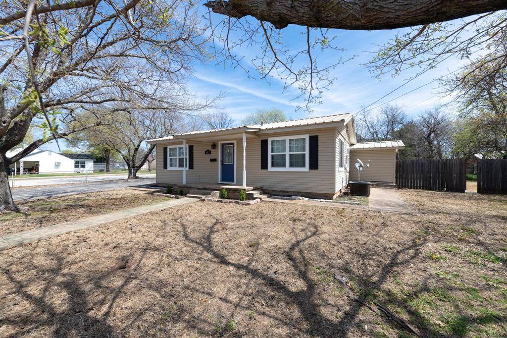 Henrietta, TX 76365,402 S Red River